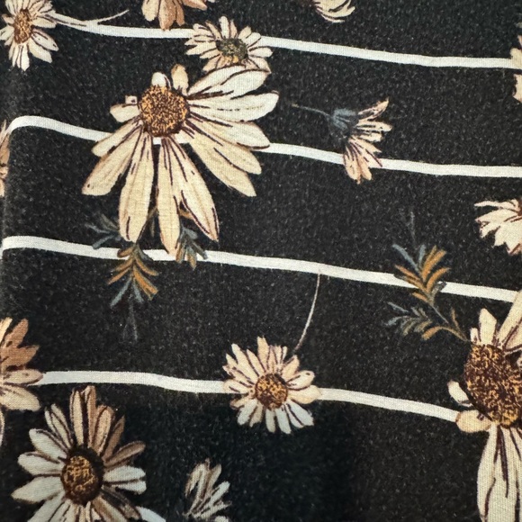 Maurices stripe/flower 24/7 top! 0XL - Picture 2 of 3